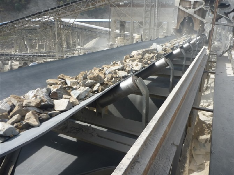 Heat-resistant conveyor belts